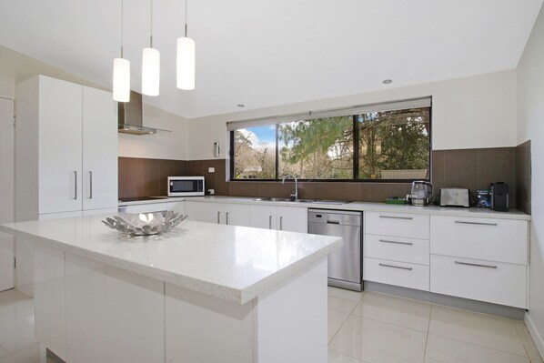 House, 4 Bedrooms | Private kitchen | Full-size fridge, microwave, oven, stovetop - Alinga Longa Residence 4 bedroom with pool (Bright)