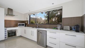 House, 4 Bedrooms | Private kitchen | Full-size fridge, microwave, oven, stovetop