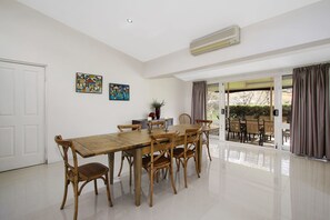 House, 4 Bedrooms | Dining