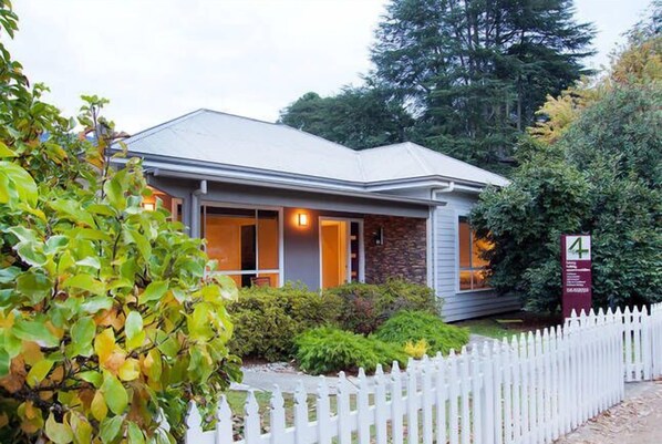 Front of property - 4 Anderson - In the Heart of Bright (Bright)