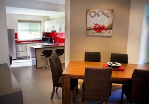 تناول الطعام داخل الغرفة