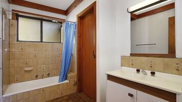Apartment, 2 Bedrooms | Bathroom | Combined shower/bathtub, towels