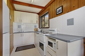 Apartment, 2 Bedrooms | Private kitchen | Full-size fridge, microwave, oven, stovetop - Kalamunda 6 - On the Rail Trail (Bright)