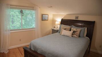 4 sovrum, värdeförvaringsskåp på rummet och skrivbord