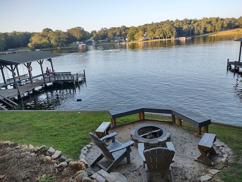 Beautiful 4 bedroom Lakehouse on a deep water cove on Lake Greenwood.