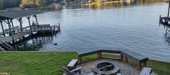 Beautiful 4 bedroom Lakehouse on a deep water cove on Lake Greenwood.