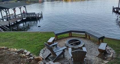 Kaunis 4 makuuhuoneen Lakehouse on syvänmeren varrella järven Greenwood.