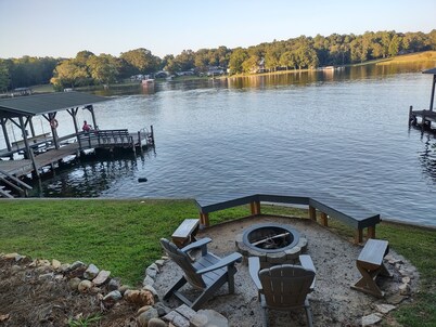 Beautiful 4 bedroom Lakehouse on a deep water cove on Lake Greenwood.