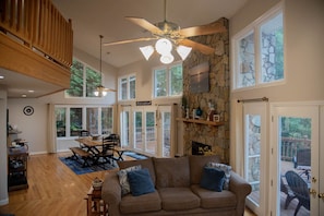 Télévision, cheminée, lecteur de DVD, baby-foot