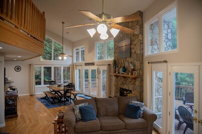Beautiful 4 bedroom Lakehouse on a deep water cove on Lake Greenwood.