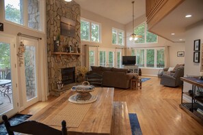 TV, fireplace, DVD player, table football - Beautiful 4 bedroom Lakehouse on a deep water cove on Lake Greenwood. (Greenwood)