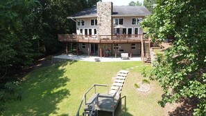 Terrace/patio - Beautiful 4 bedroom Lakehouse on a deep water cove on Lake Greenwood. (Greenwood)
