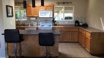 Kylskåp, mikrovågsugn, ugn och spishäll