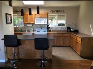 冷蔵庫、電子レンジ、オーブン、コンロ