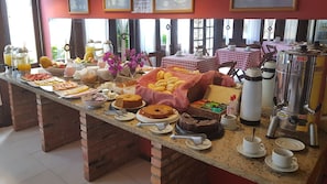 Petit déjeuner buffet (12 BRL par personne)