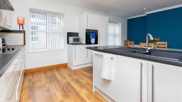 Chambre Standard double | Cuisine privée | Réfrigérateur dans les aires communes, surface de cuisson