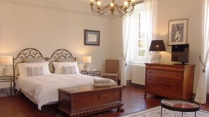 Junior-Suite, Hügelblick | Hochwertige Bettwaren, Daunenbettdecken, Minibar, Zimmersafe