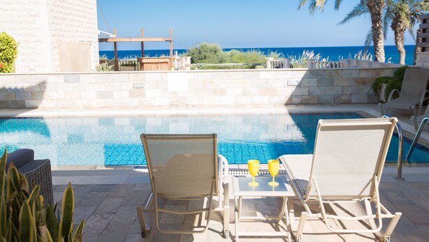 Outdoor pool, pool umbrellas, sun loungers - Villa Alicia (Paralimni)