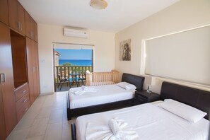 4 bedrooms, in-room safe, desk, soundproofing - Villa Alicia (Paralimni)