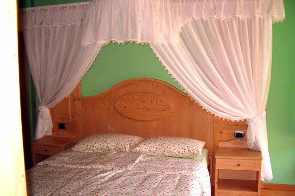 Family Room | Desk, soundproofing, free WiFi