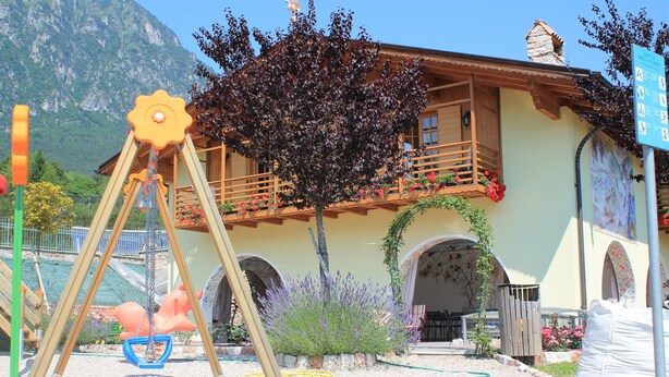 Zona de juegos infantil al aire libre