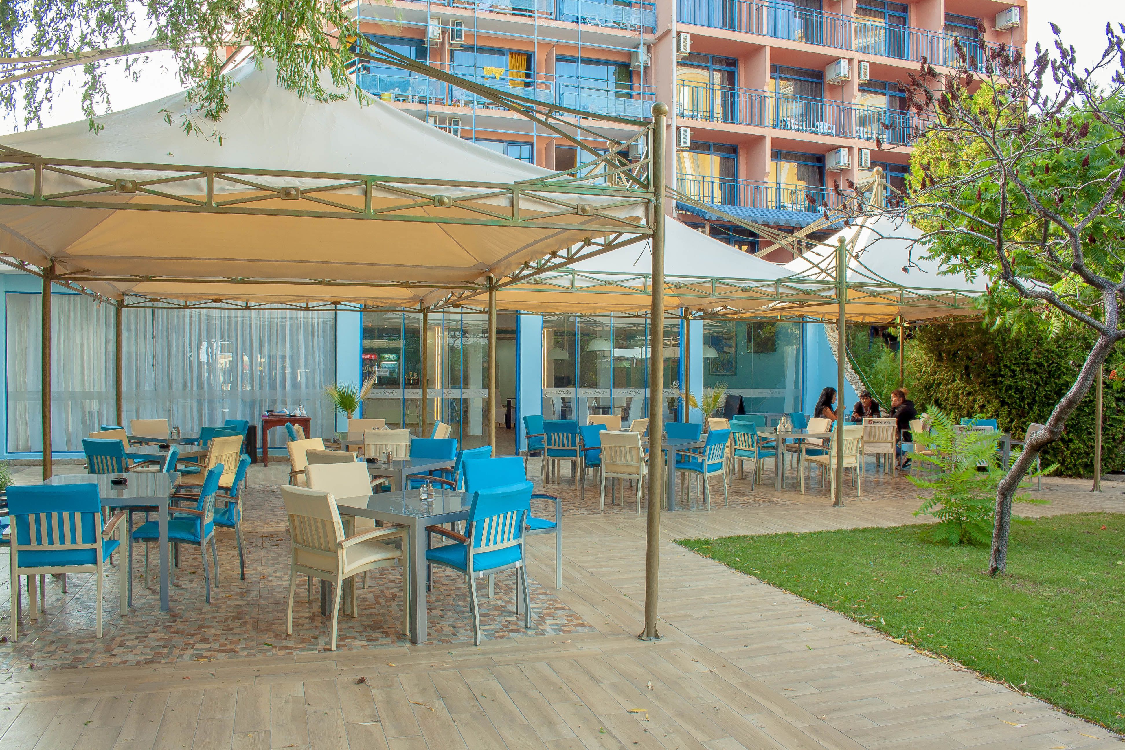 Breakfast and dinner served, local and international cuisine