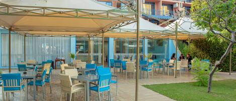 Breakfast and dinner served, local and international cuisine