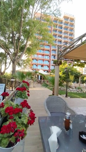 Breakfast and dinner served, local and international cuisine - Hotel Shipka Beach (Sunny Beach)