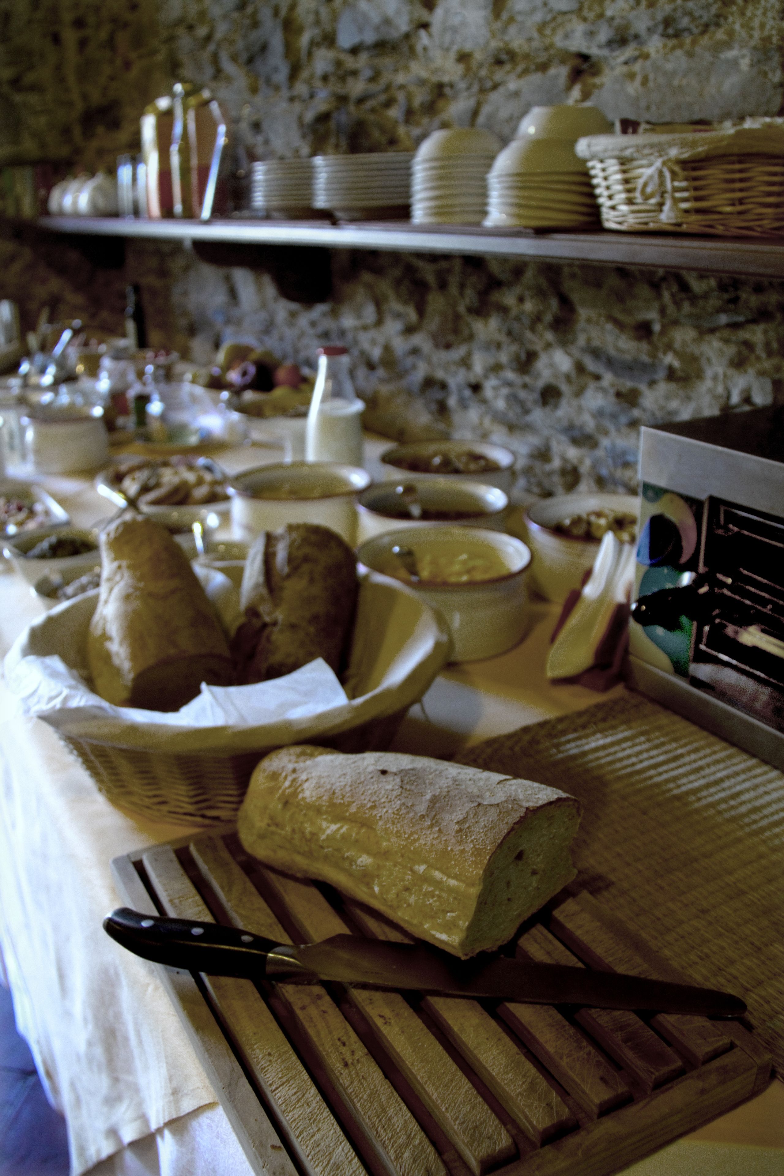 Uma mesa de buffet com diversos alimentos e utensílios.