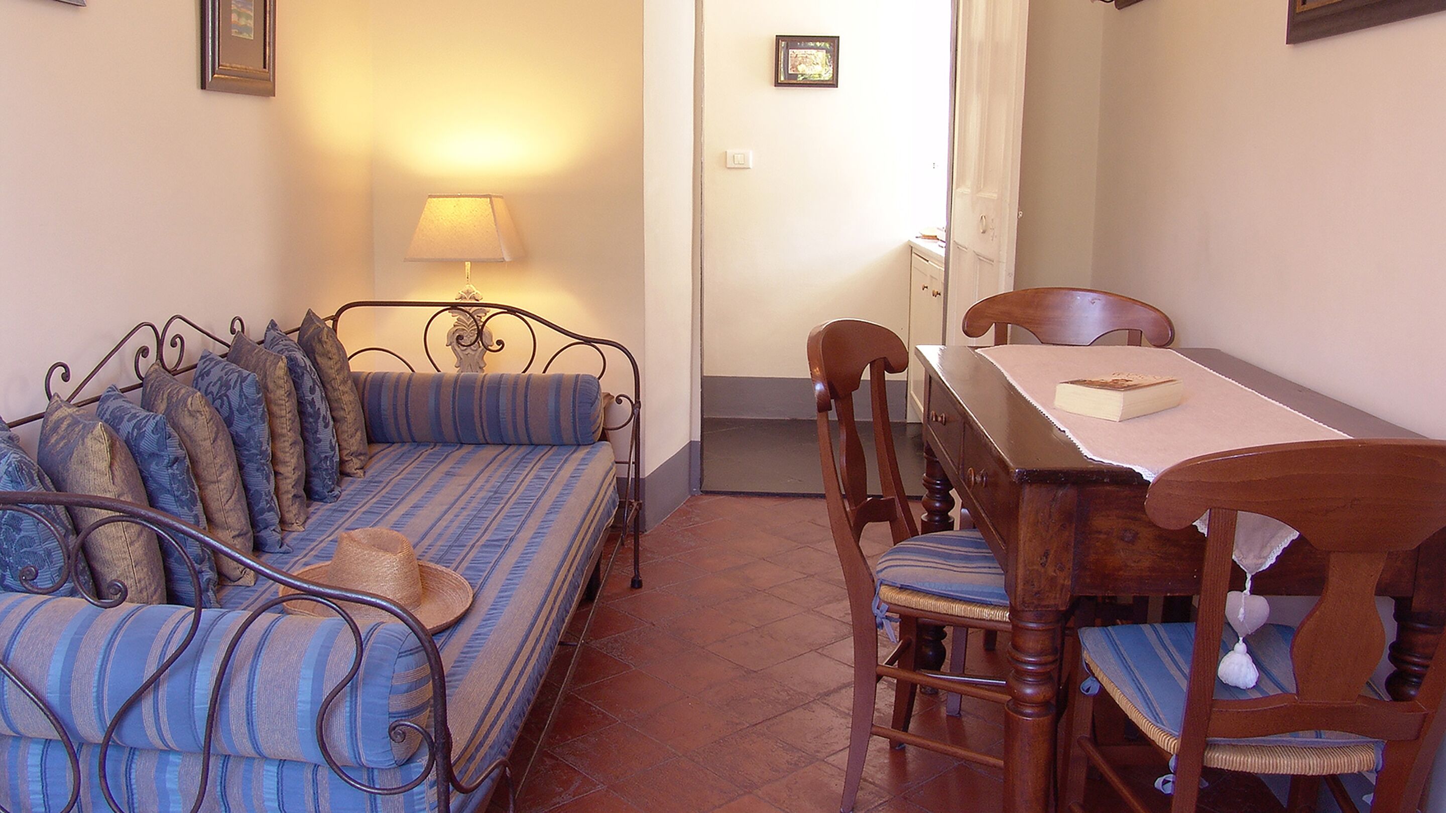Una habitación acogedora con sofá, una mesa de comedor y sillas.