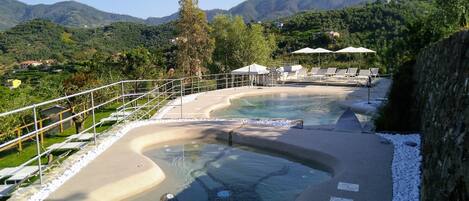 Piscina stagionale all'aperto, ombrelloni da piscina, lettini