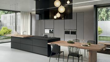 Full-size fridge, microwave, oven, stovetop
