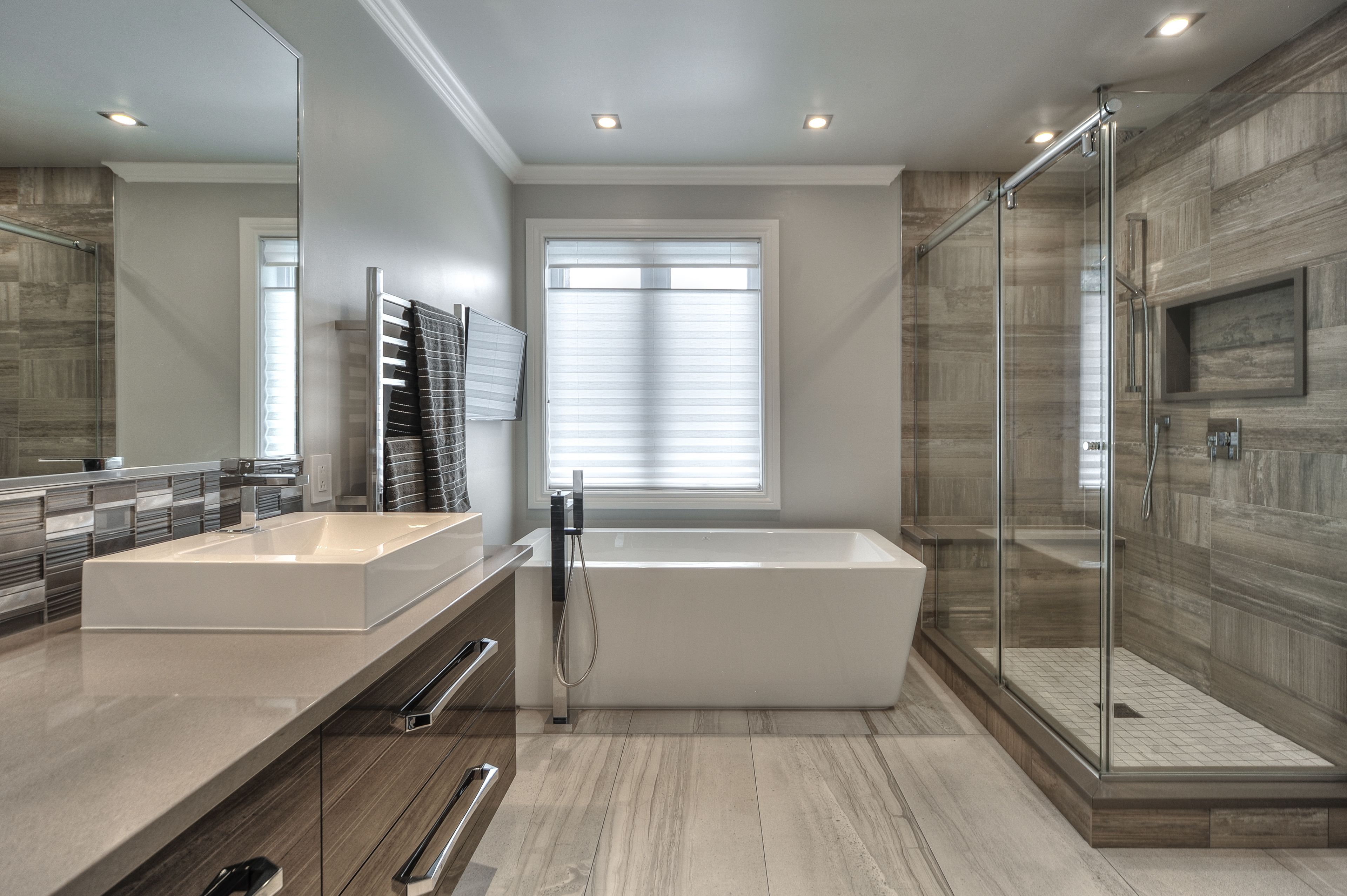 Baignoire relaxante profonde, douche à « effet pluie », chaussons