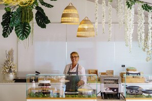 Buffet déjeuner servi tous les jours en supplément