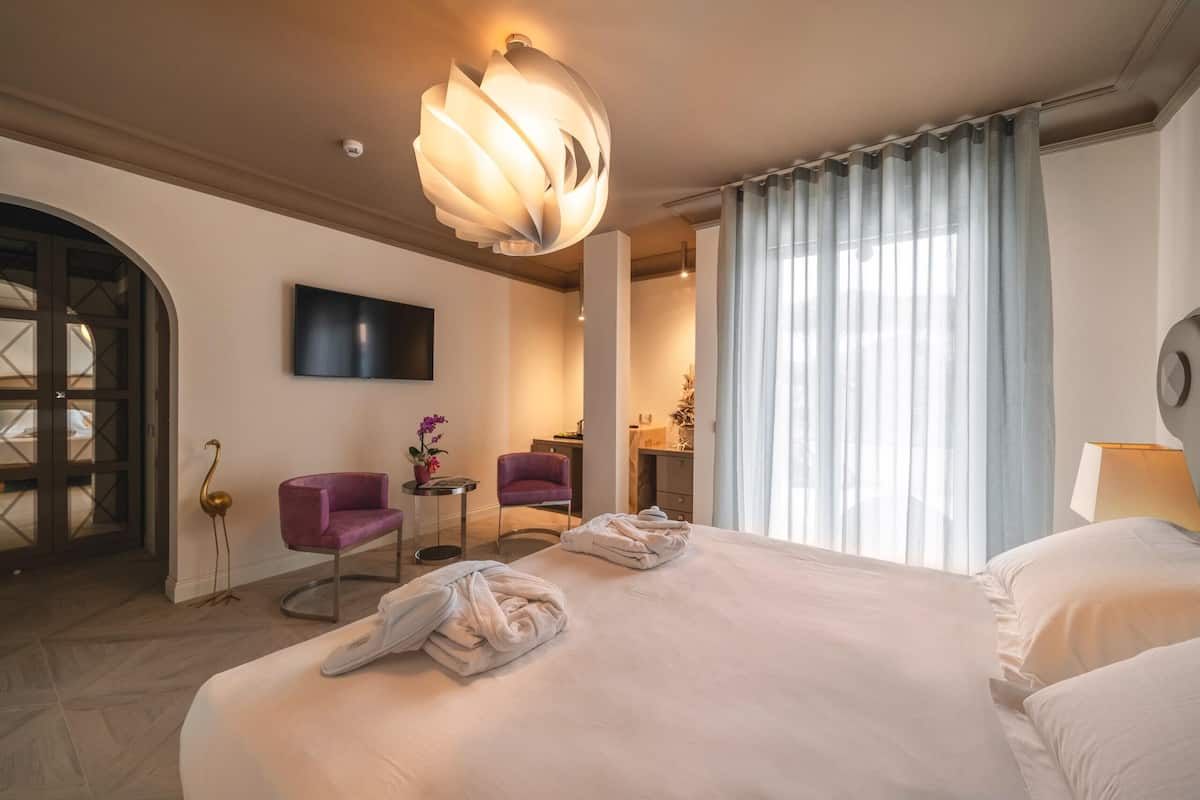Caja de seguridad en la habitación, wifi gratis y ropa de cama