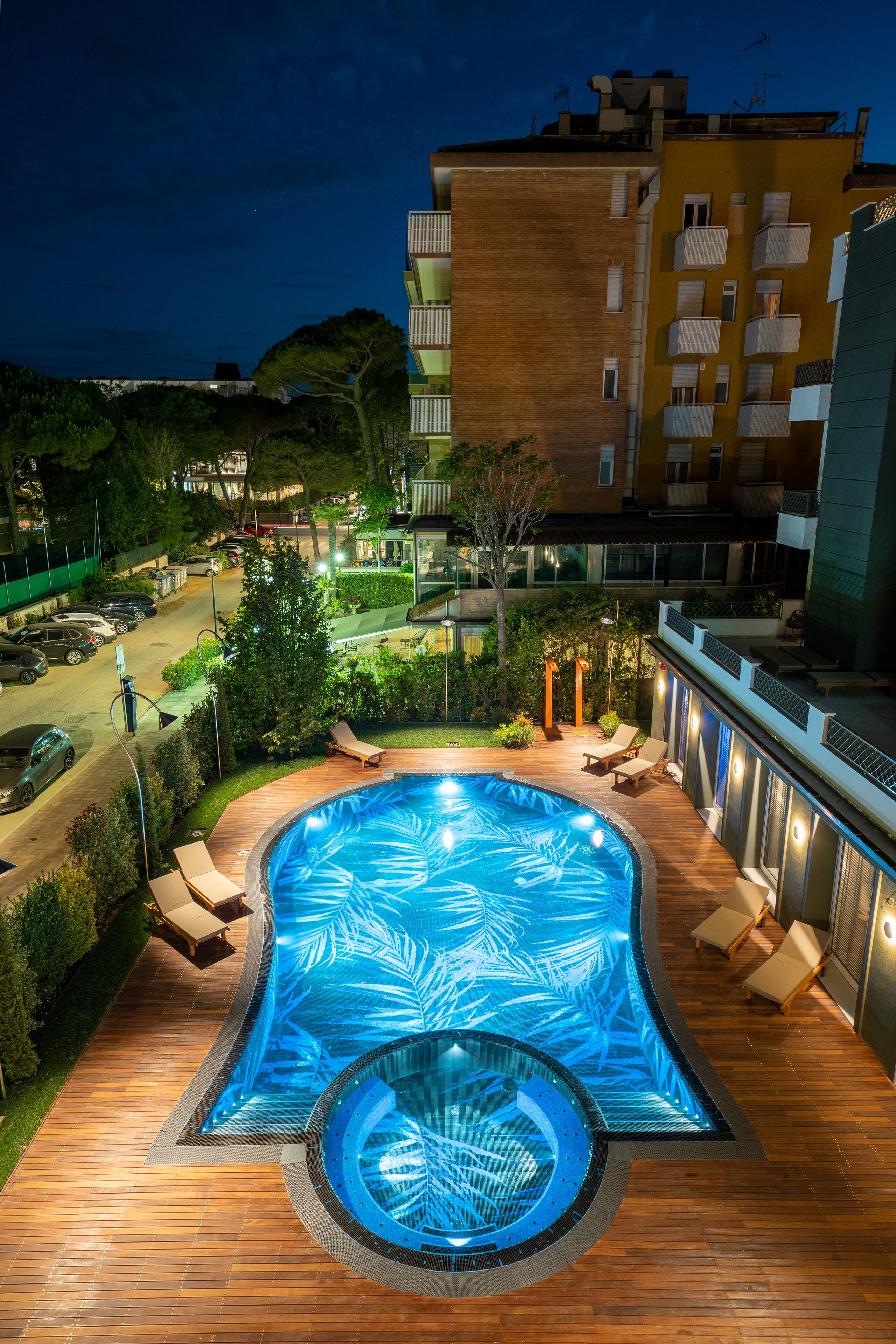 Seasonal outdoor pool, pool umbrellas, sun loungers