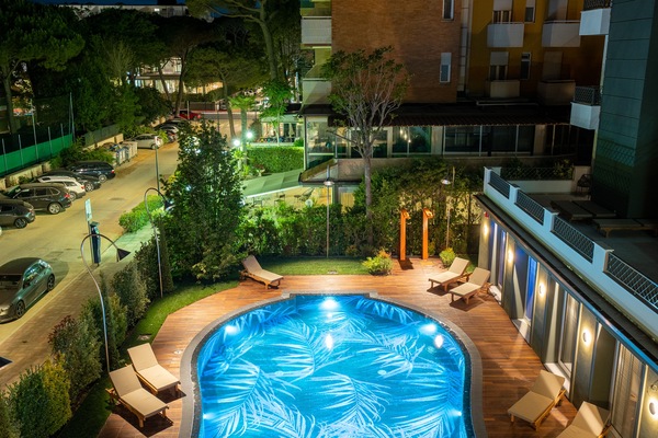 Seasonal outdoor pool, pool umbrellas, sun loungers