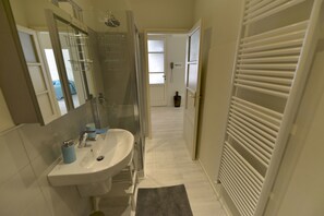 Lägenhet - 1 sovrum | Badrum | Dusch, hårtork och handdukar