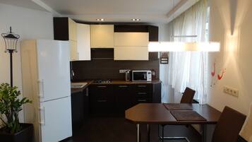Apartment | Eigene Kochnische | Großer Kühlschrank, Mikrowelle, Ofen, Herdplatte