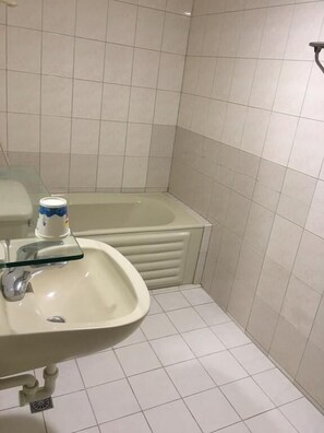 Dobbeltrom – basic | Bad | Toalettartikler (inkludert), hårføner, tøfler og håndklær