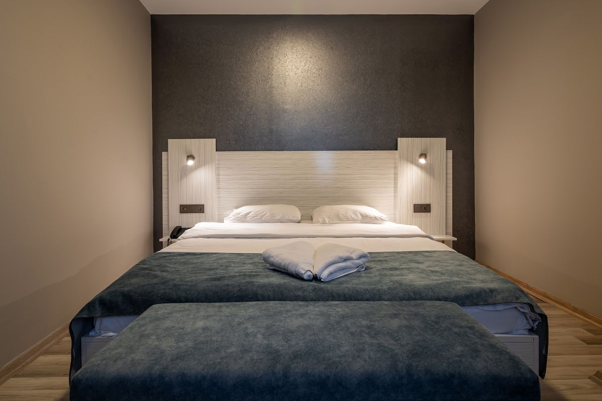Premium bedding, in-room safe, desk, free cots/infant beds