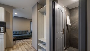 Premium bedding, in-room safe, desk, free cots/infant beds - Element Residence (Istanbul)