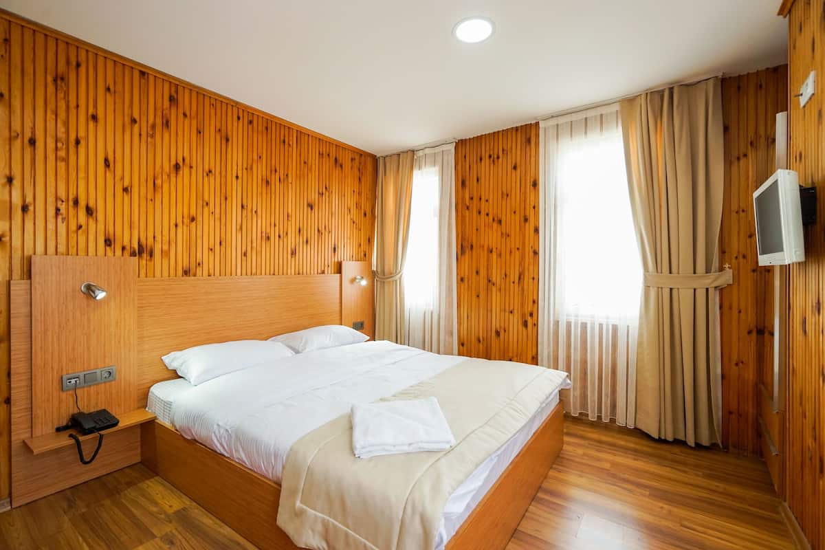 Premium bedding, in-room safe, desk, free cots/infant beds