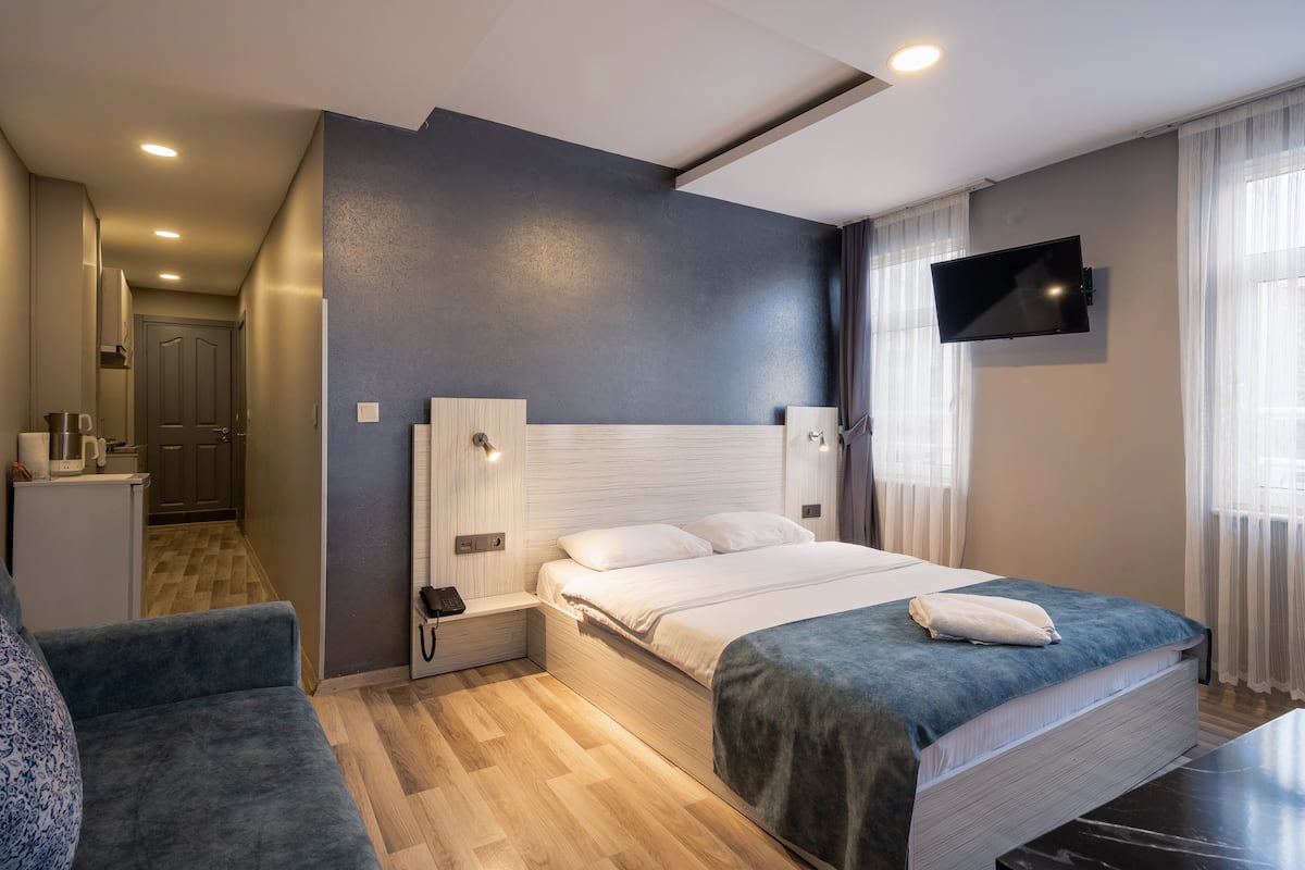 Premium bedding, in-room safe, desk, free cots/infant beds
