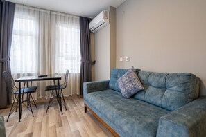 Suite Studio Classique | Literie de qualité supérieure, coffres-forts dans les chambres, bureau