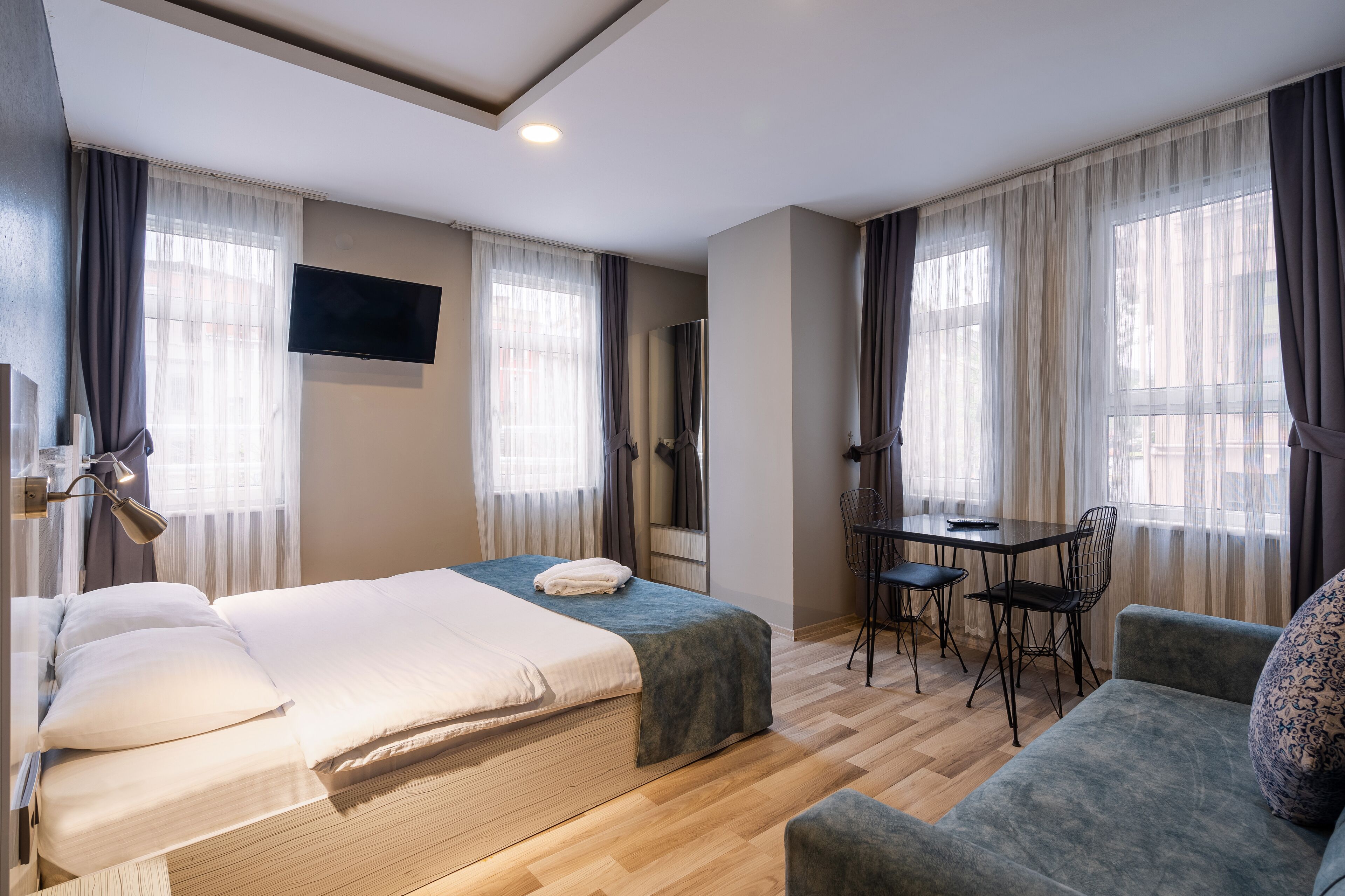 Classic Studio Suite | Premium bedding, in-room safe, desk, free cribs/infant beds