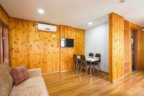 Comfort Condo, 1 Bedroom | Living area