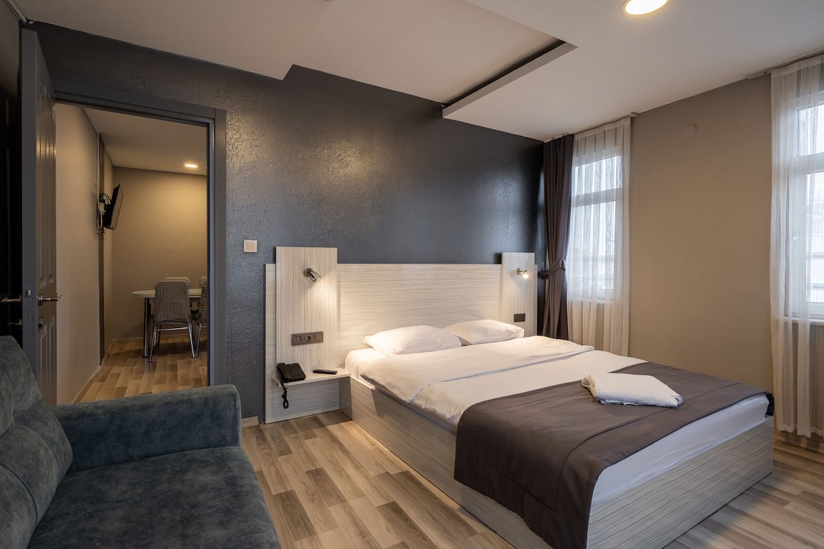 Premium bedding, in-room safe, desk, free cots/infant beds