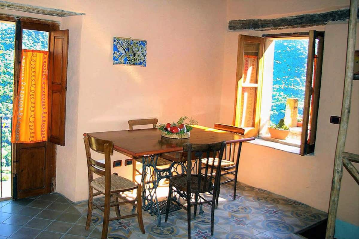 Huis (A Tingia) | Luxe beddengoed, gratis wifi, beddengoed