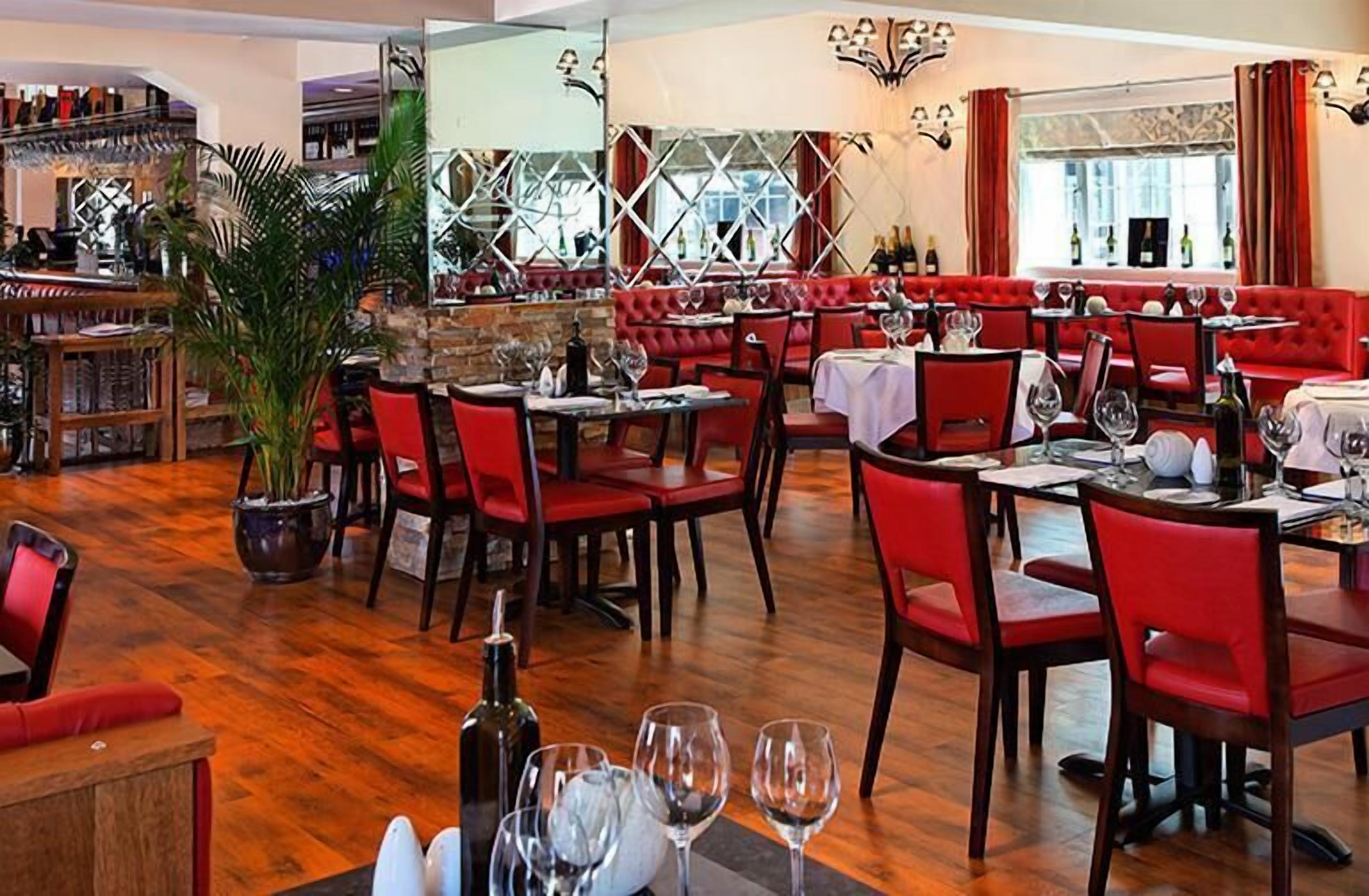 供应午餐和晚餐，意大利菜